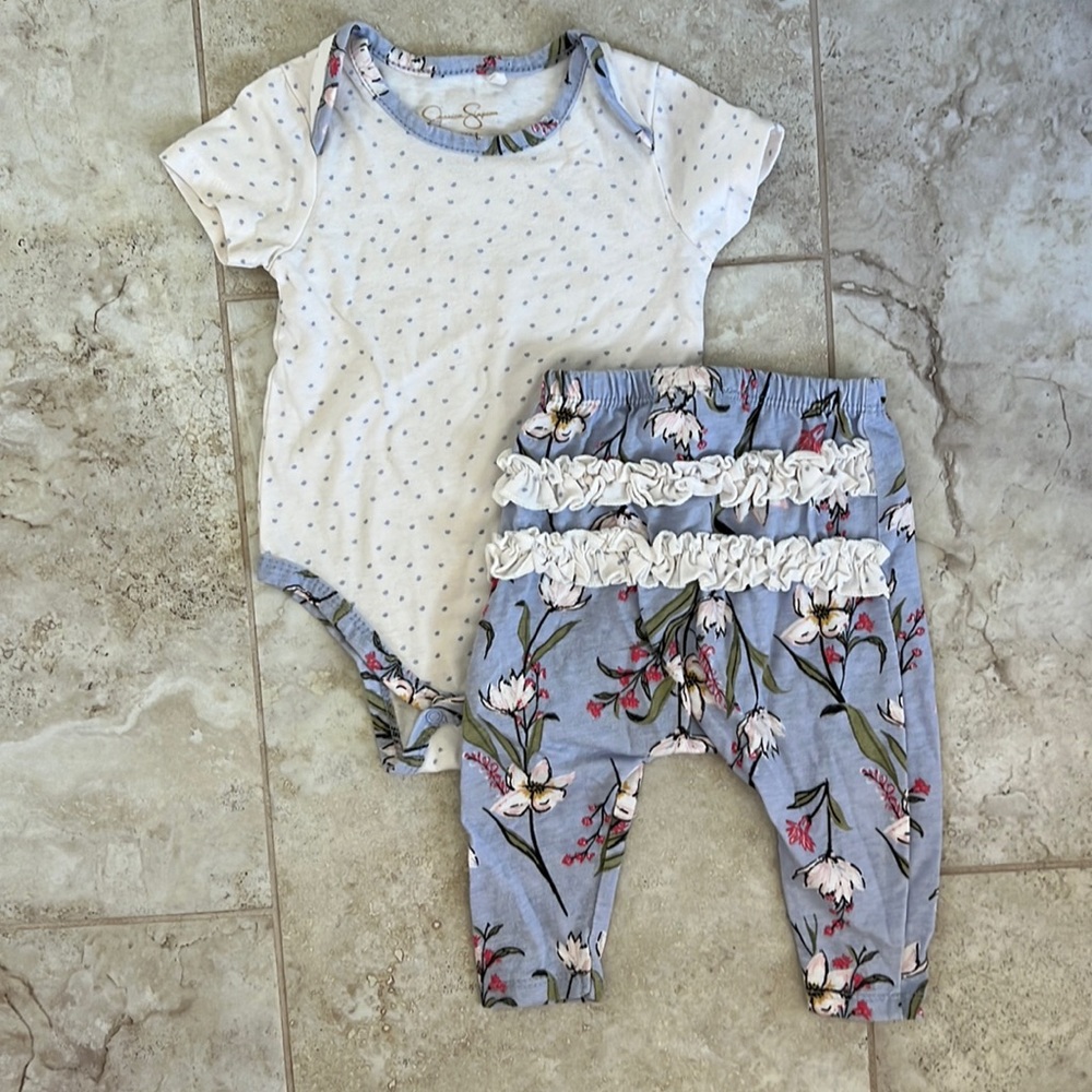 Jessica Simpson 2 piece floral set with ruffled bottom pants - Size 3-6 M